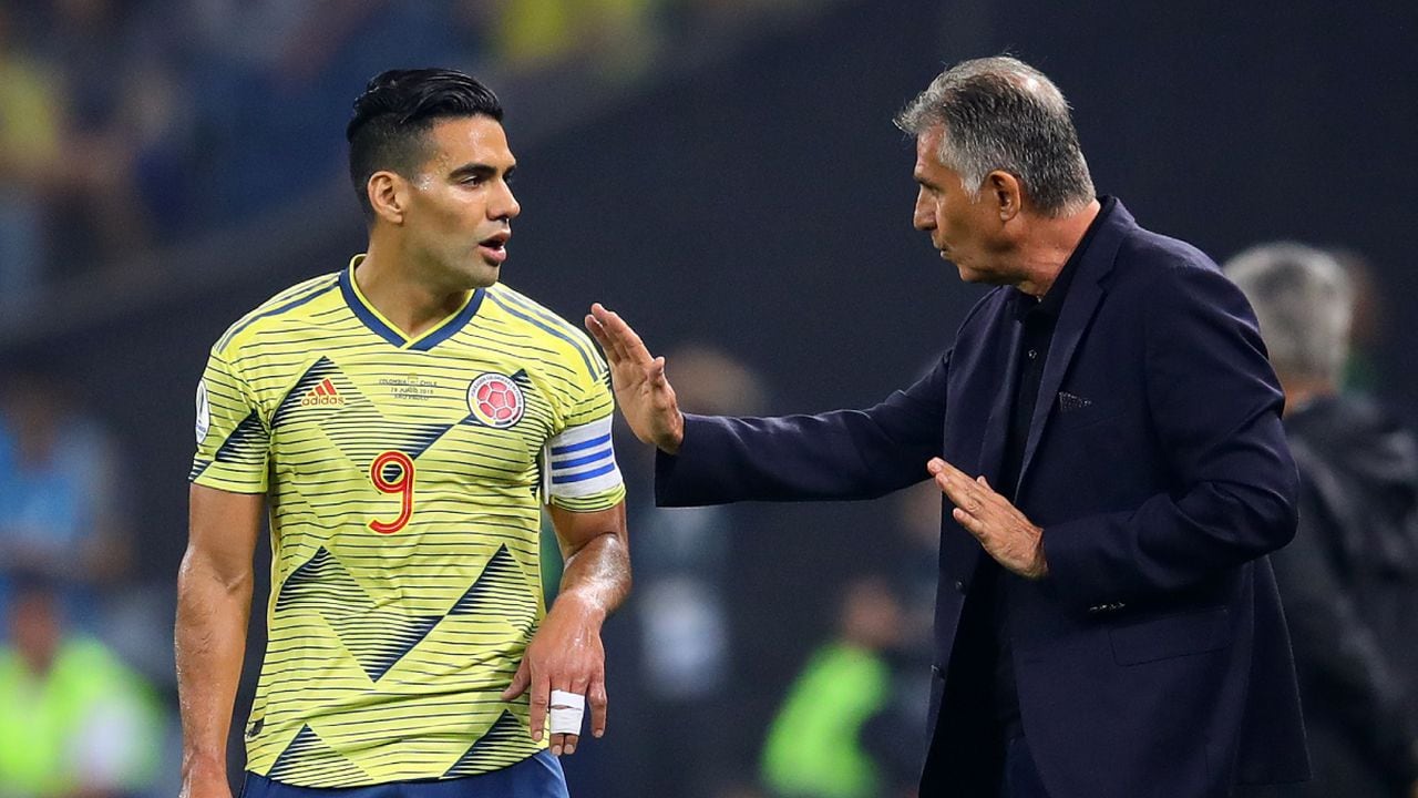 SAO PAULO, BRAZIL - JUNE 28: Colombia coach Carlos Queiroz makes a point to Radamel Falcao during the Copa America Brazil 2019 quarterfinal match between Colombia and Chile at Arena Corinthians on June 28, 2019 in Sao Paulo, Brazil. (Photo by Getty Images/Chris Brunskill/Fantasista)
