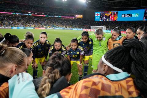 Las jugadoras de Colombia se reúnen en la cancha antes del inicio del partido de fútbol de cuartos de final de la Copa Mundial Femenina entre Inglaterra y Colombia en el Estadio Australia en Sydney, Australia, el sábado 12 de agosto de 2023. (Foto AP/Mark Baker)