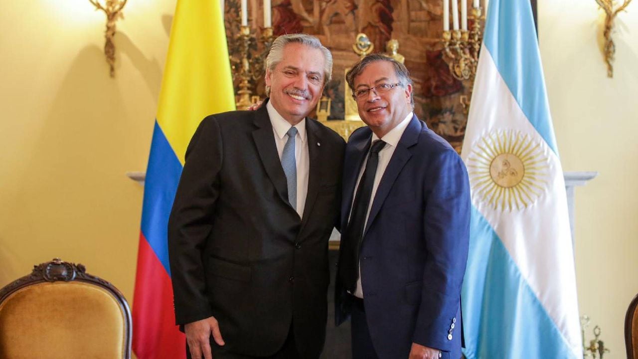 Gustavo Petro se reúne en el Palacio San Carlos con el mandatario Alberto Fernández.