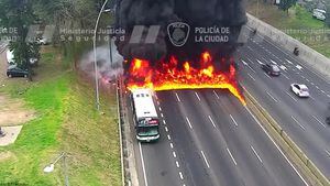 El bus se incendió en plena autopista de Argentina