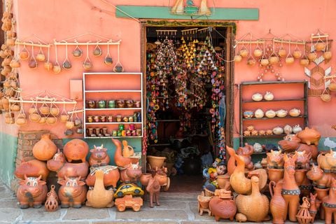 Ráquira es considerado uno de los pueblos más lindos del departamento de Boyacá. La producción de artesanías es una de sus principales actividades económicas y esto se evidencia en sus calles adornadas con objetos fabricados en arcilla y barro hace más de tres siglos.