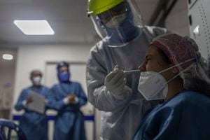 UCI HOSPITAL DEL TUNAL 
PACIENTES CON COVID-19 SON ATENDIDOS EN LA SALA DE CUIDADOS INTENSIVOS DEL HOSPITAL EL TUNAL EN LA CIUDAD DE BOGOTA
COVID 19 
CORONAVIRUS
25 DE JUNIO 2020
FOTO: ESTEBAN VEGA LA-ROTTA
REVISTA SEMANA