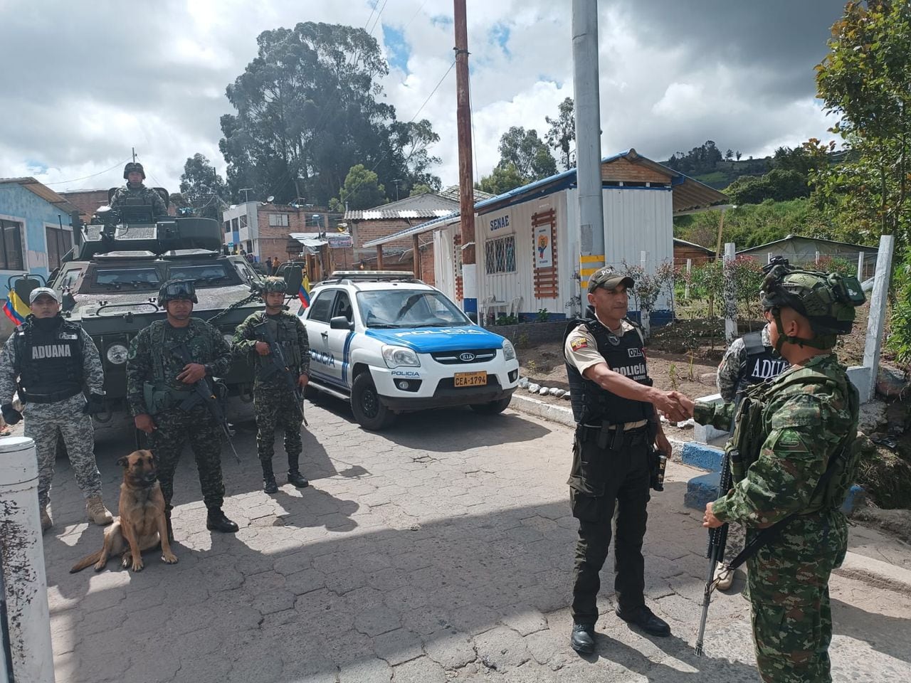 Militares colombianos refuerzan seguridad en la frontera con Ecuador.