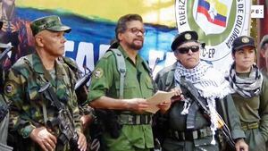 Con poderosas armas, Iván Márquez, Jesús Santrich y alias el Paisa anunciaron el nacimiento de la Segunda Marquetalia. Hoy Márquez está escondido y temeroso, los otros dos fueron asesinados. - Foto: fuerzas armadas revolucionarias de colombia