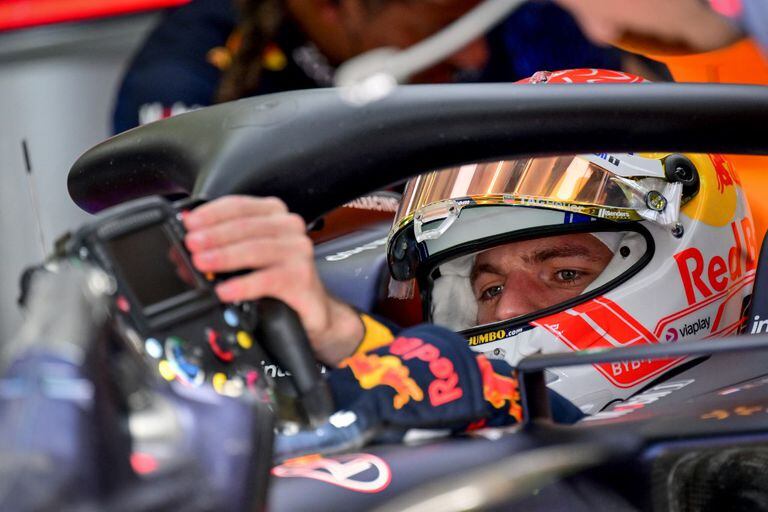 El piloto holandés de Red Bull Racing, Max Verstappen, se sienta en su auto en boxes durante la primera sesión de práctica del Gran Premio de Fórmula Uno de Bahrein en el Circuito Internacional de Bahrein en Sakhir el 3 de marzo de 2023. (Foto de ANDREJ ISAKOVIC / AFP)