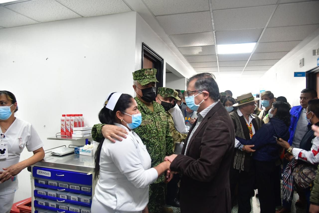 El presidente Gustavo Petro en el Hospital Militar, saludando al cuerpo de salud.