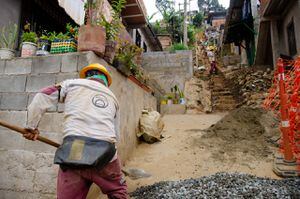 Medellín: Zonas vulnerables se benefician de programas de interconexión de gas, agua y alcantarillado