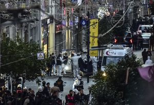 Expertos forenses recogen un cadáver después de una explosión en la popular avenida peatonal Istiklal de Estambul el domingo, Estambul, domingo 13 de noviembre de 2022. (Ismail Coskun/IHA via AP)