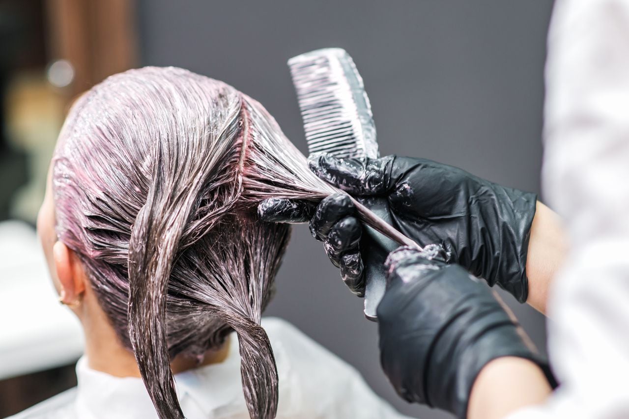 Aquellos que desean restaurar su tono natural de cabello encontrarán útiles consejos sobre cómo quitar el tinte negro en un solo día.