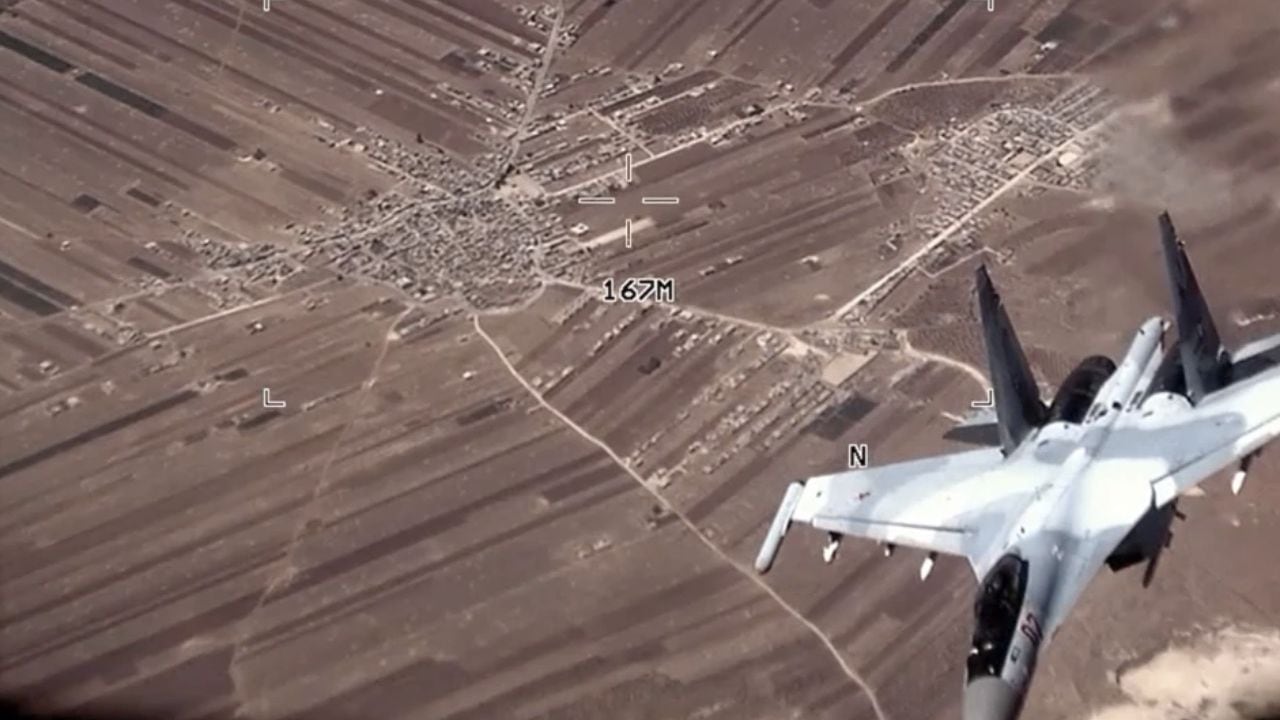 n esta imagen, tomada de un video distribuido por la Fuerza Aérea de EEUU, un SU-35 ruso vuela cerca de un dron MQ-9 Reaper estadounidense el 5 de julio de 2023, sobre Siria.