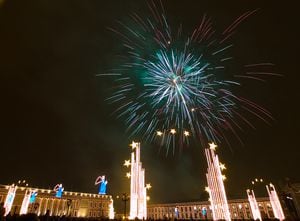 Celebración del día de las Velitas en la Plaza de Bolívar, Bogotá.