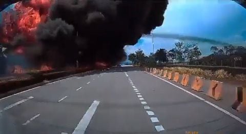 En varios videos quedó registrados el accidente aéreo en Malasia.