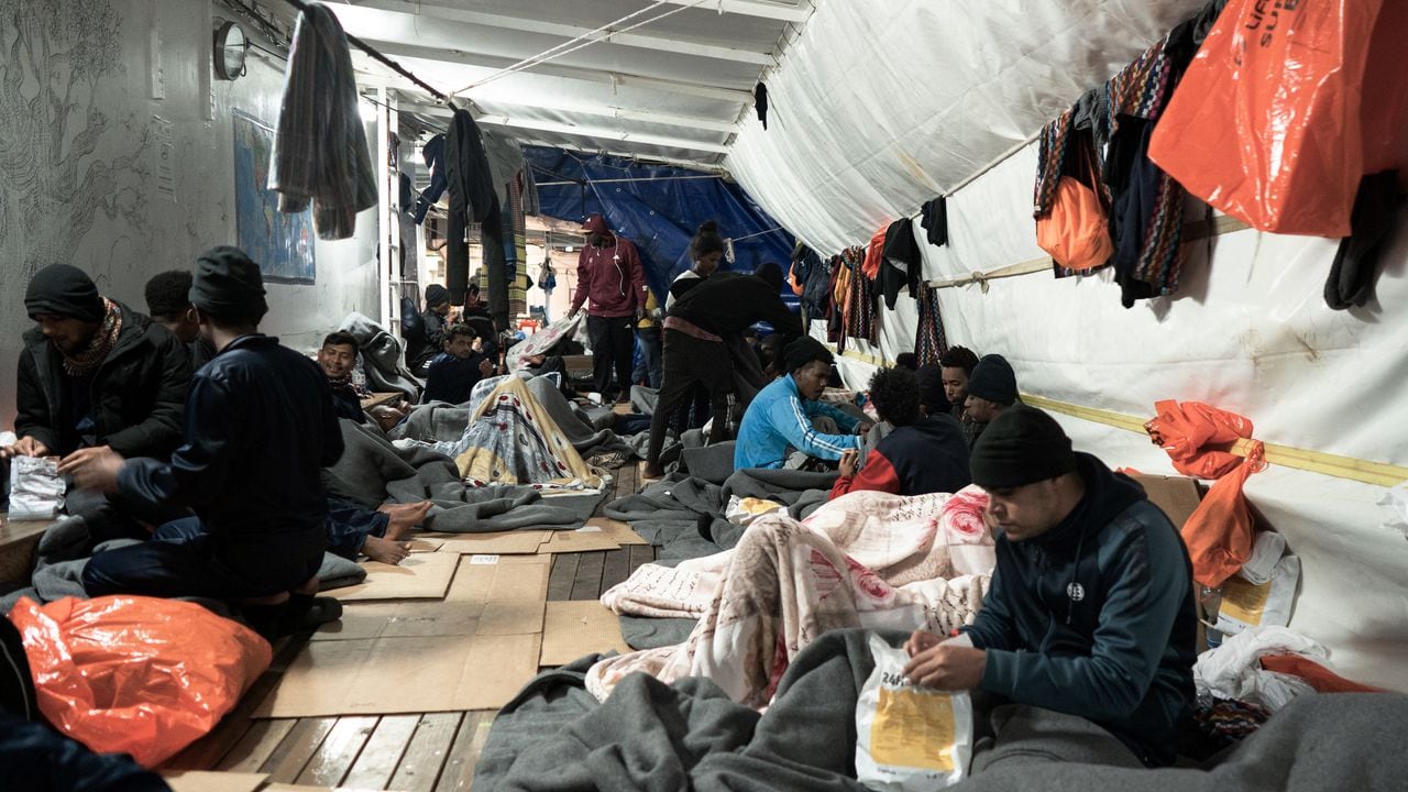 Migrantes son rescatados en el mar y autorizados a entrar a Italia. (Photo by VINCENZO CIRCOSTA / AFP)