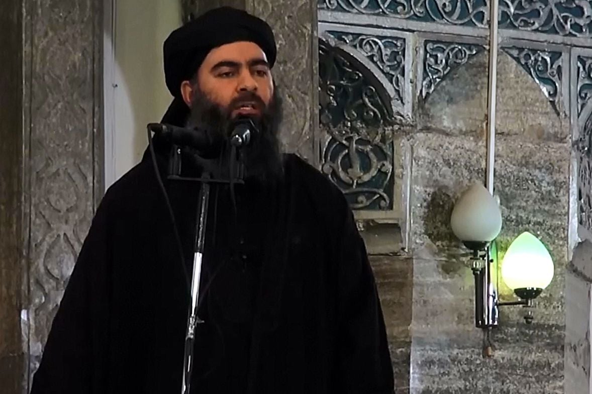 Una captura de imagen tomada de un video publicado el 5 de julio de 2014 por Al-Furqan Media muestra al presunto líder del Estado Islámico de Irak y el Levante (ISIL) Abu Bakr al-Baghdadi predicando durante la oración