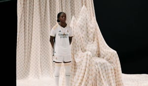 Linda Caicedo posó en varias escenas del video estreno de la camiseta del Real Madrid.