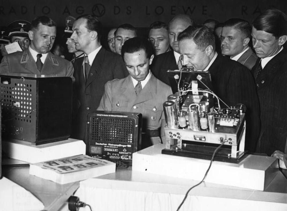 Goebbels probando un modelo de radio en 1938. German Federal Archives / Wikimedia Commons, CC BY-SA