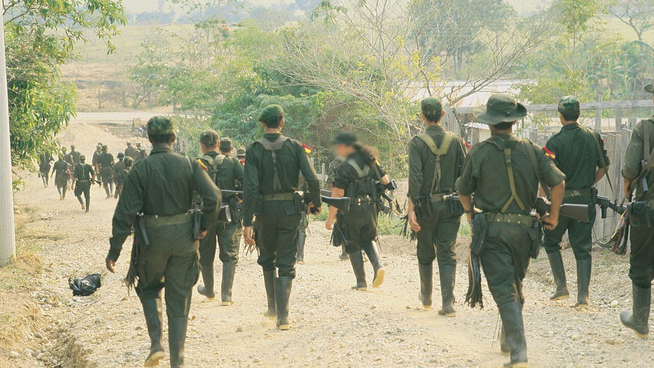 Guerrilla Farc. Guerrilleros hacen recorrido en el  pueblo. Ene 2000