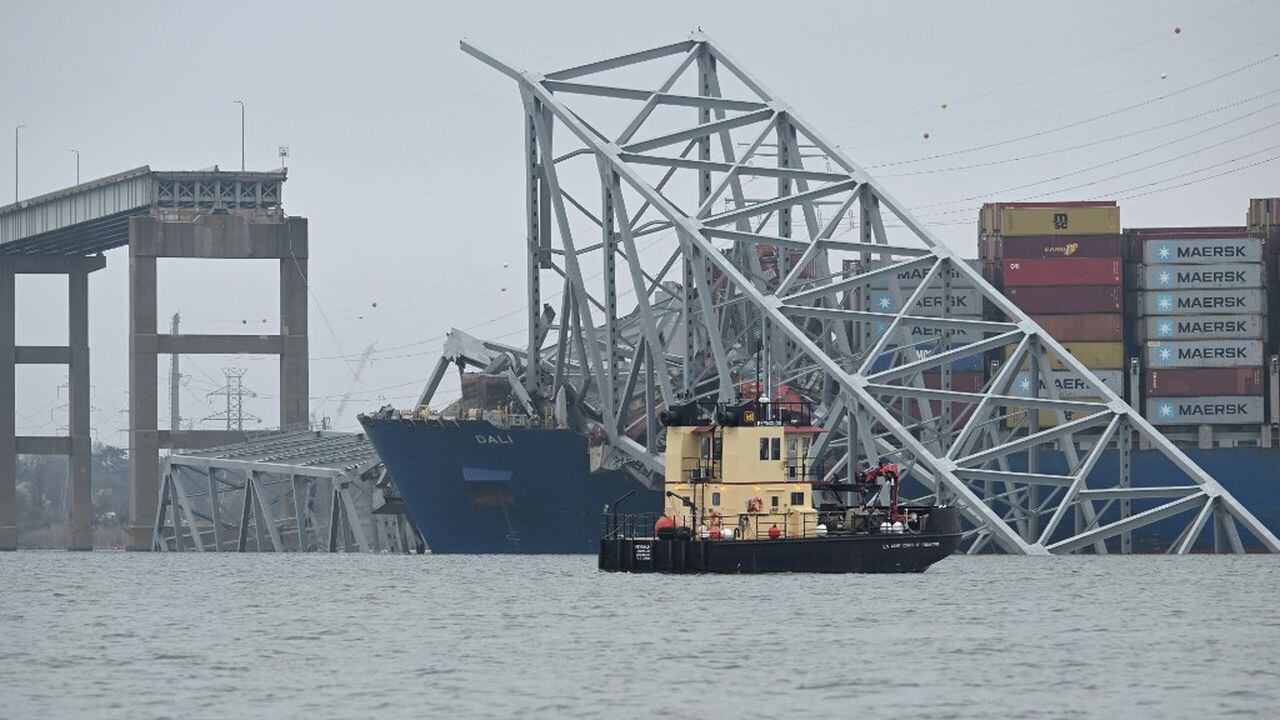 Un barco del Cuerpo de Ingenieros del Ejército de EE. UU. patrulla cerca del puente Francis Scott Key derrumbado después de que fuera golpeado por el buque portacontenedores Dali en Baltimore, Maryland, el 27 de marzo de 2024 (Foto de Jim WATSON / AFP)