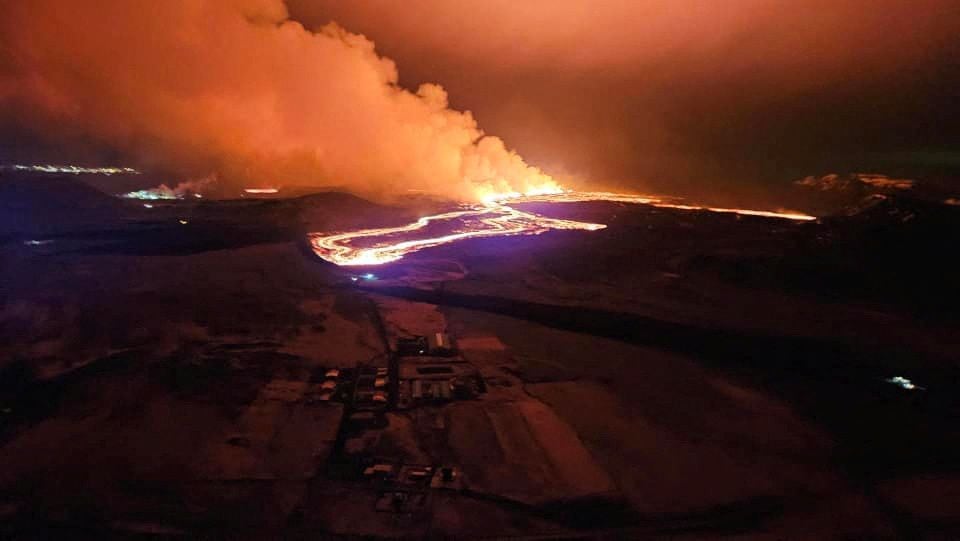Se produce una erupción volcánica cerca de Grindavik, Islandia, el 16 de marzo de 2024.