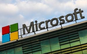 El logotipo de Microsoft se ve en el edificio de oficinas en Varsovia, Polonia, el 29 de julio de 2021 (Foto de Jakub Porzycki / NurPhoto a través de Getty Images).