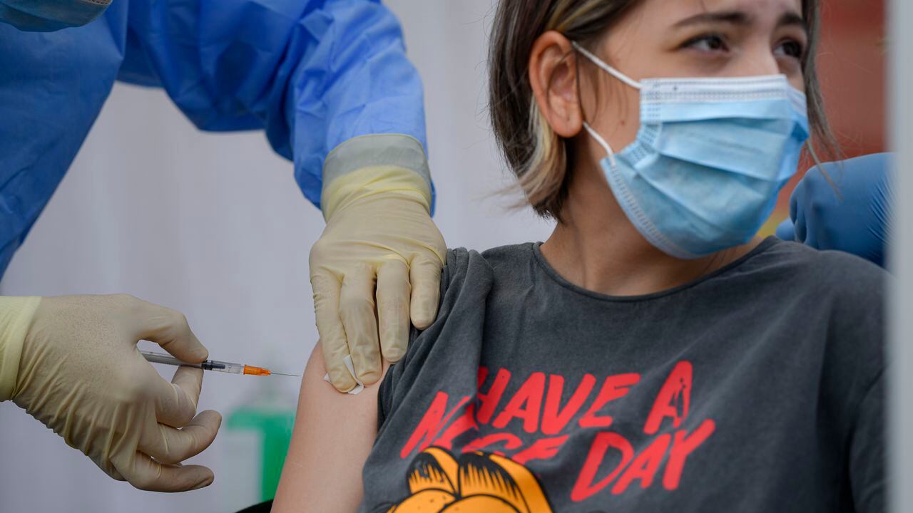 Reconocida empresa en Colombia pagará viajes a empleados para que se vacunen en Estados Unidos contra la covid-19