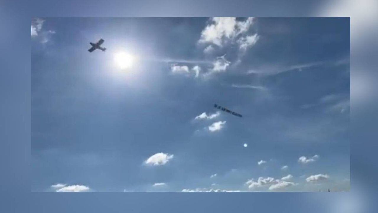 Un piloto voló una aeronave que llevaba consigo una pancarta con un mensaje muy particular