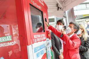 La alcaldesa Claudia López explicando cómo será podrá pagar el pasaje de TransMilenio con material de reciclaje.