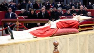 Fieles rinden homenaje a Benedicto XVI en la Basílica de San Pedro, en el Vaticano.