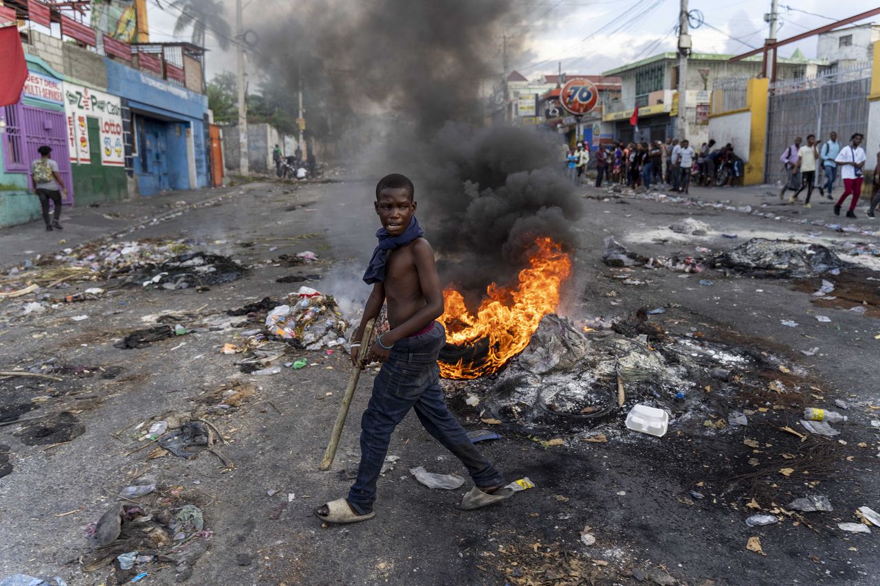 Un hombre pasa junto a una barricada en llamas durante una protesta contra el primer ministro haitiano, Ariel Henry, pidiendo su renuncia, en Puerto Príncipe, Haití, el 10 de octubre de 2022. El primer ministro haitiano, Ariel Henry, acordó renunciar y dejar paso.