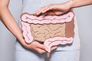 Se estima que las mujeres padecen más el síndrome de intestino irritable, en comparación con los hombres, según expertos en salud.