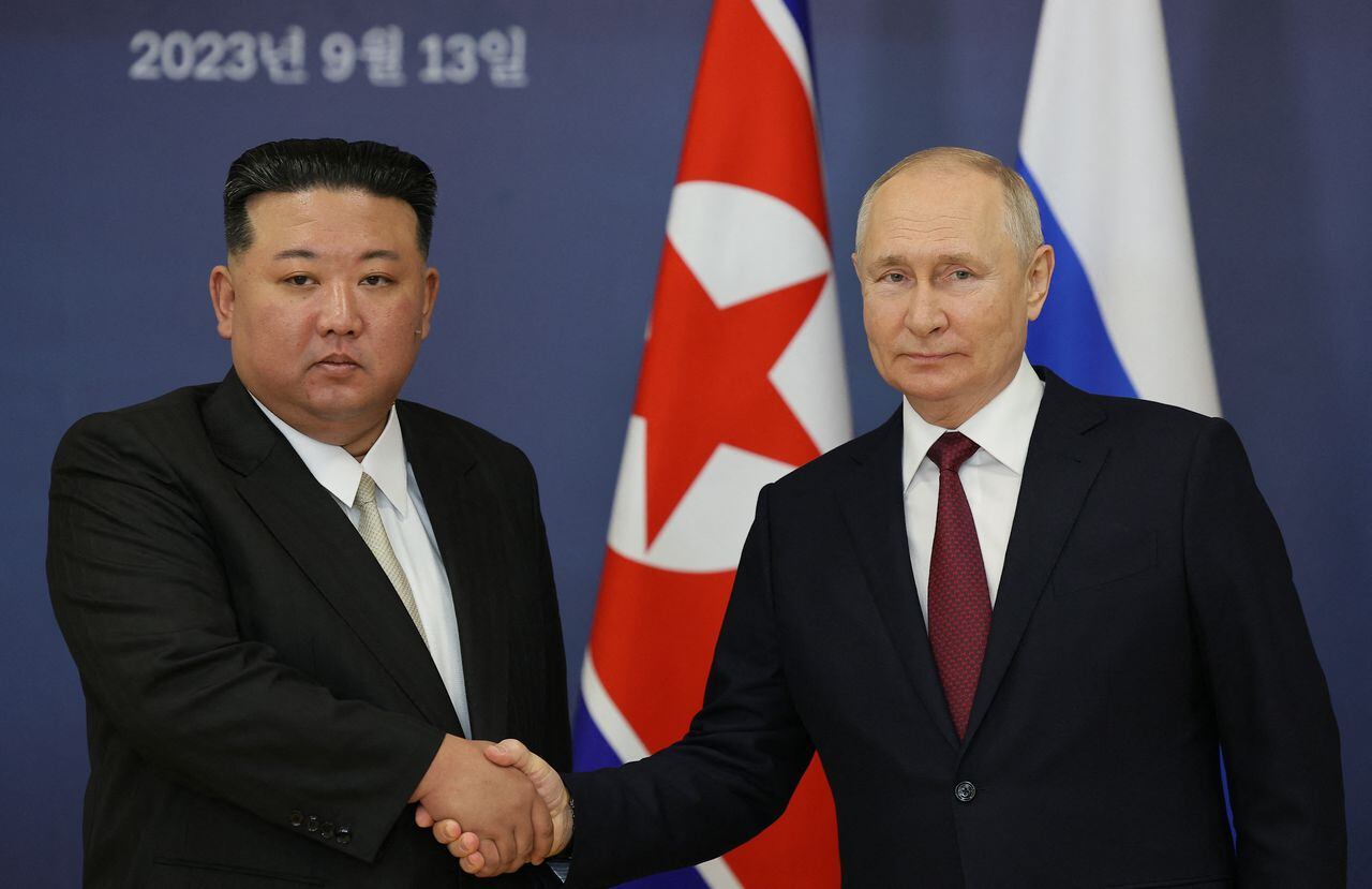 El Presidente de Rusia, Vladimir Putin, y el líder de Corea del Norte, Kim Jong Un, estrechándose las manos durante su reunión en el Cosmódromo de Vostochny