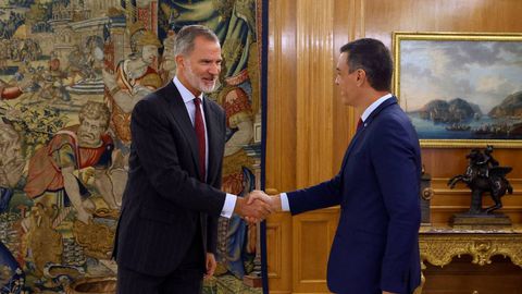 El rey Felipe de España junto a Pedro Sánchez, antes de su reunión en el Palacio de Zarzuela en Madrid, España, el 3 de octubre de 2023.