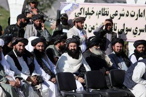 El ministro de Refugiados y Repatriación de los talibanes afganos, Haji Khalil ur Rahman Haqqani, asiste a la ceremonia de izamiento de la bandera de los talibanes en Kabul, Afganistán. Foto REUTERS/Ali Khara