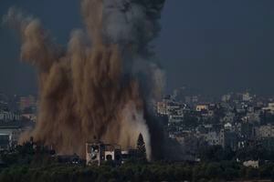 Un ataque aéreo israelí en la Franja de Gaza, visto desde el sur de Israel, el viernes 10 de noviembre de 2023.