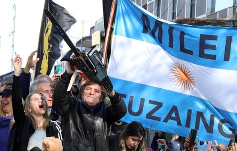 El candidato presidencial argentino Javier Milei sostiene una motosierra junto a Carolina Piparo, candidata a gobernadora de la provincia de Buenos Aires, durante un mitin de campaña, en Buenos Aires, Argentina, el 25 de septiembre de 2023.