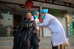 En China ya no se registran los fallecidos por otras enfermedades, como muertes por covid, así den positivo para coronavirus. Foto: AFP.