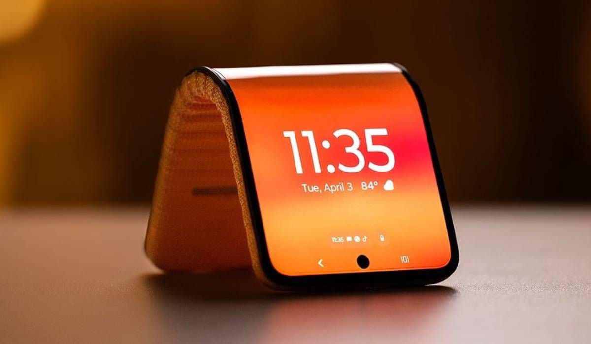 Motorola presenta una pantalla plegable pOLED que redefine la forma de los teléfonos.