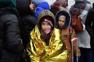 Una niña espera fuera de un centro de transporte y alojamiento temporal para refugiados en un antiguo centro comercial, después de huir de la invasión rusa de Ucrania, en Przemysl, Polonia, el 7 de marzo de 2022. Foto REUTERS/Fabrizio Bensch