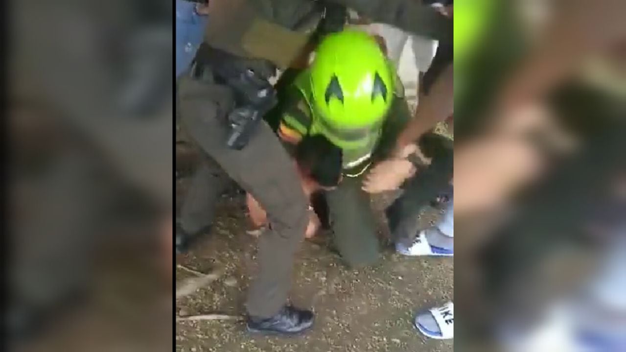 Dos policías fueron agredidos por jóvenes en Cali, mientras los golpeaban grabaron un video en medio de risas y burlas.