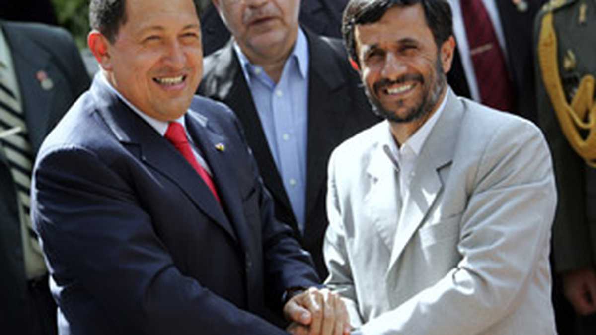 Hugo Chávez es el principal defensor del programa nuclear iraní. Con Mahmud Ahmadineyad ha sellado lo que llama una “alianza estratégica” entre Caracas y Teherán