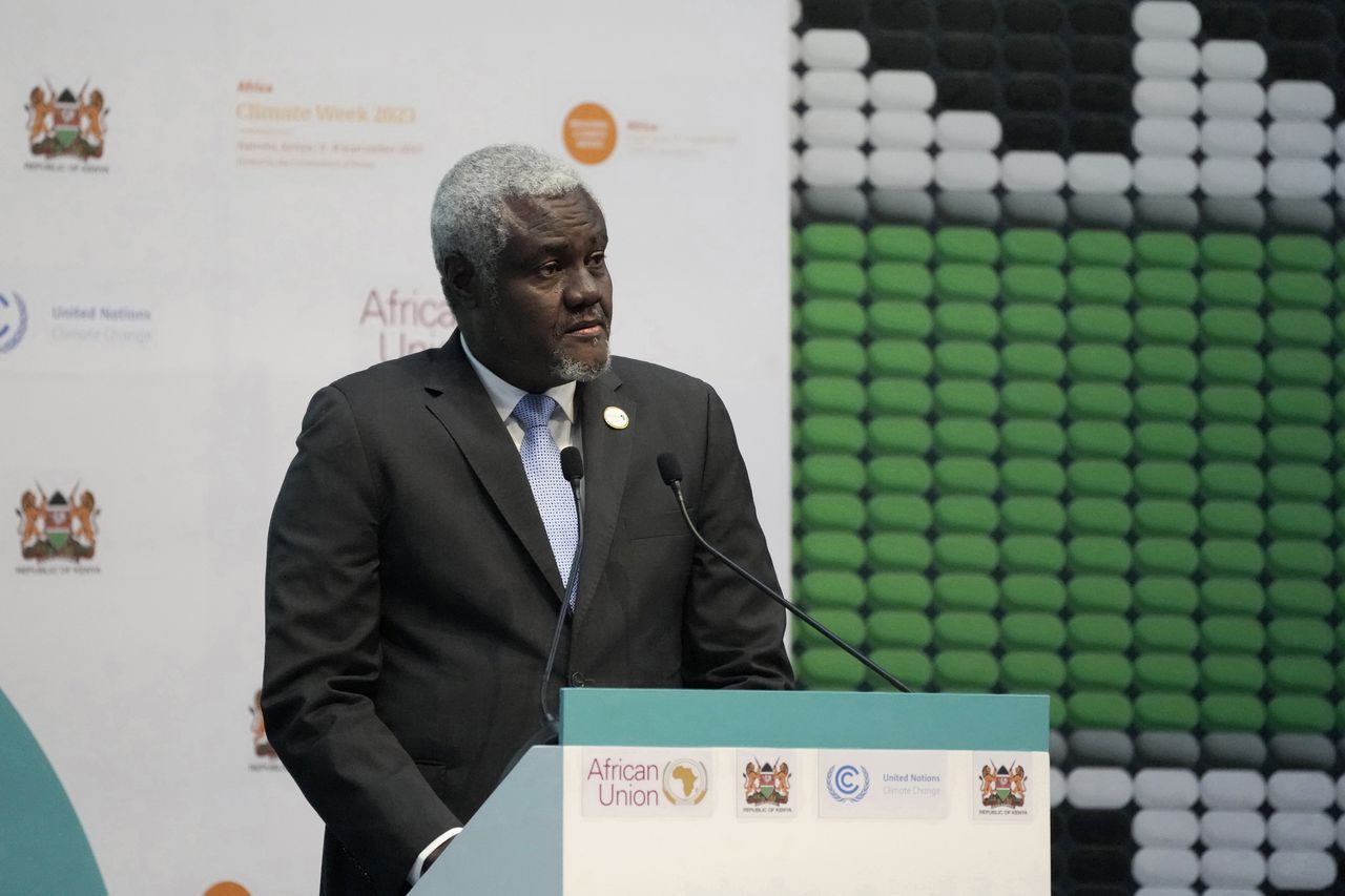 El presidente de la Unión Africana, Moussa Faki Mahamat, se dirige a los delegados durante la sesión de clausura de la Cumbre Africana sobre el Clima en el Centro Internacional de Convenciones Kenyatta en Nairobi, Kenia, el miércoles 6 de septiembre de 2023.