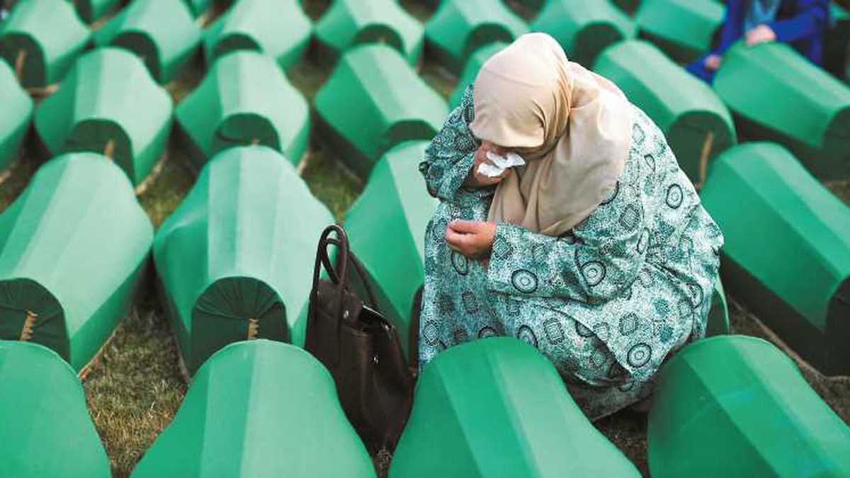 Familiares asisten el 10 de julio al vigesimoprimer aniversario de las víctimas de la masacre de Srebrenica, cuando los serbios asesinaron a unos 8.000 musulmanes durante la Guerra de Bosnia. Foto: Samir Yordamovic/AFP