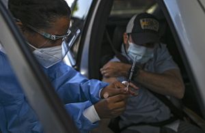 Coronavirus: Panameños espantan temores y acuden a vacunarse con AstraZeneca