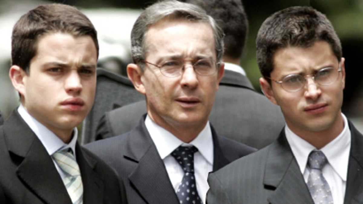 Álvaro Uribe y sus hijos, Jerónimo y Tomás.