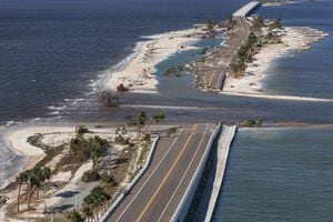 Una vista aérea de una calzada de Sanibel parcialmente colapsada después de que el huracán Ian causara una destrucción generalizada, en Sanibel Island, Florida, EE. UU., 29 de septiembre de 2022. 