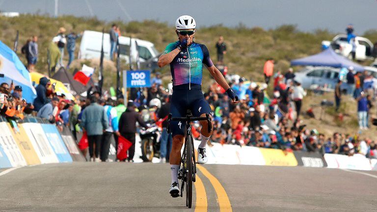 Miguel Ángel López, ciclista del Team Medellín, asalta el Alto del Colorado en la Vuelta a San Juan, Argentina.