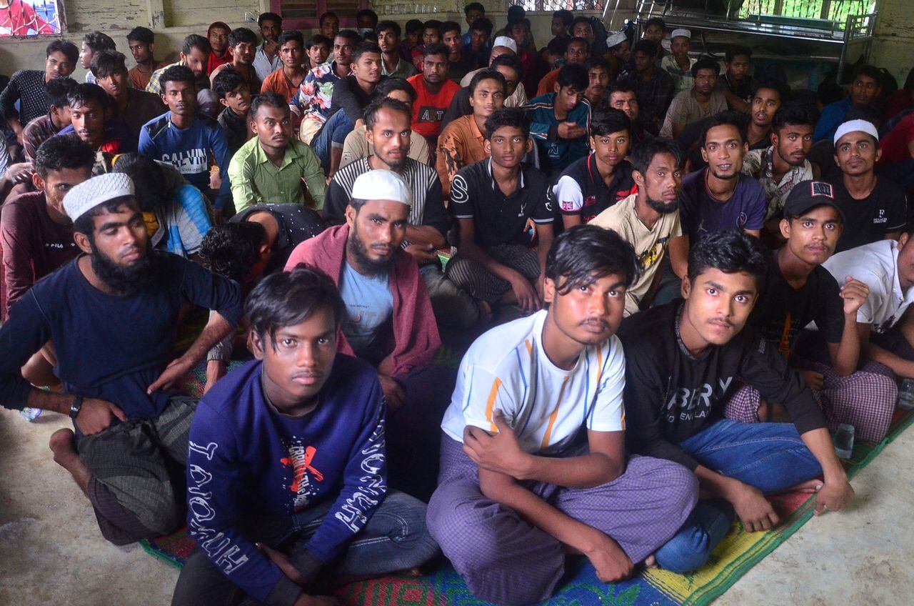 Refugiados rohingya sentados dentro de un refugio temporal después de aterrizar en Kuala Matang Peulawi, Aceh Oriental, provincia de Aceh, Indonesia, el 27 de marzo de 2023