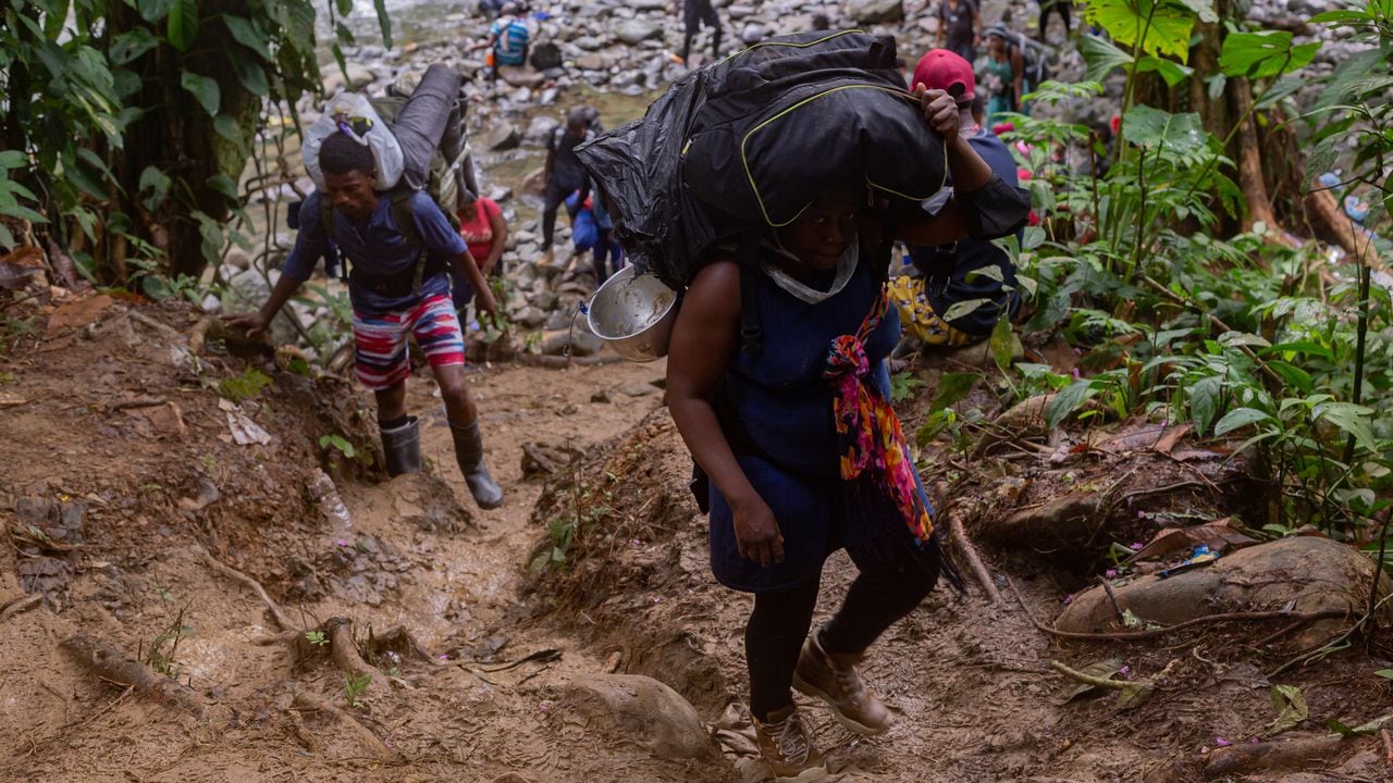 Darien, Panamá - Crisis de migrantes. Haitianos cruzan peligrosamente la frontera entre Panamá y Colombia.