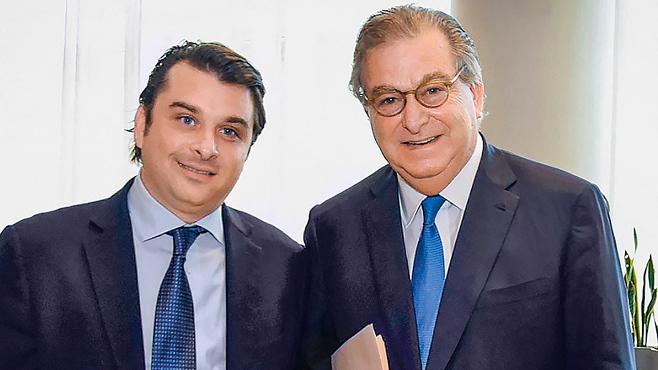 Gabriel Gilinski y Jaime Gilinski, durante la asamblea extraordinaria de accionistas del Grupo Sura, realizada esta semana en Medellín. 