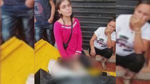 La niña murió en una carretilla de madera debido a que la ambulancia en la que iba no pudo cruzar la frontera.